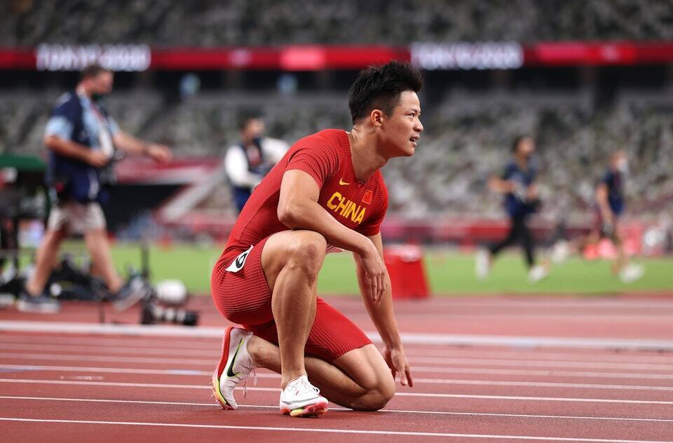 关于苏炳添在比赛中因伤离场，梅西主教练感到担心的信息